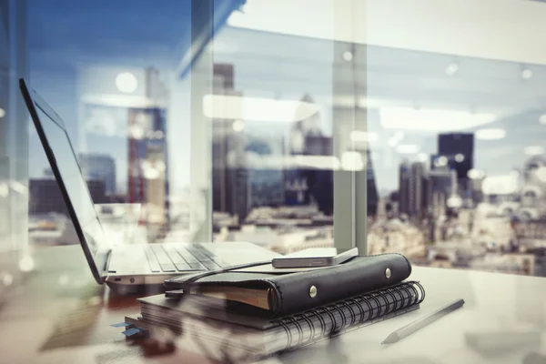 Kancelářské pracoviště s notebookem a chytrým telefonem na dřevěném stole — Stock fotografie