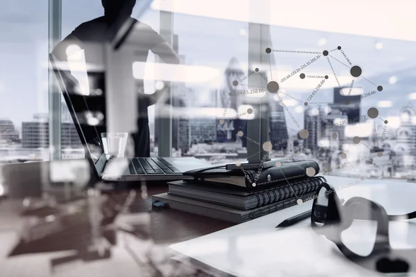 ofis masaları ile akıllı telefon ve dijital iş belgeleri 