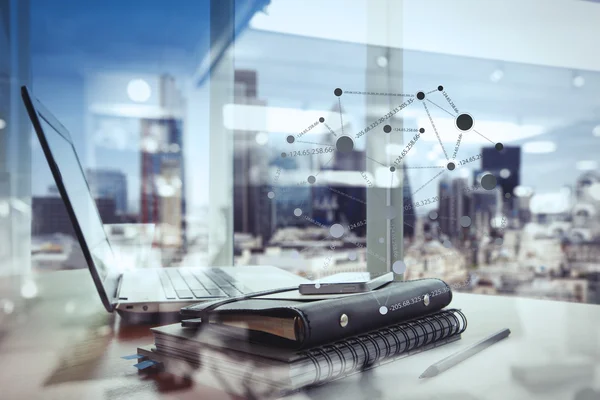 Oficina de trabajo con portátil y teléfono inteligente en la mesa de madera — Foto de Stock