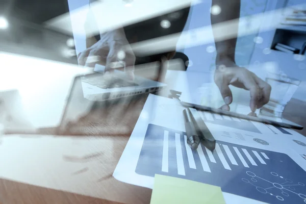 Geschäftsunterlagen auf dem Bürotisch mit Smartphone und Digital — Stockfoto