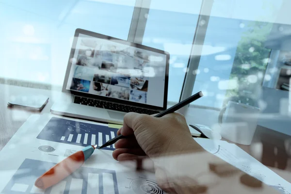 Doppelentblößung der Geschäftsmannshand, die mit neuen modernen Comp arbeitet — Stockfoto