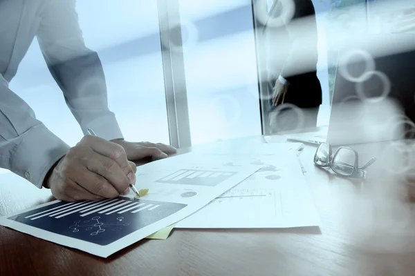 Affärsdokument på office bord med smart telefon och digital — Stockfoto