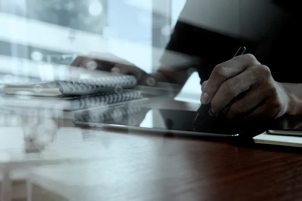 Χειρός σχεδιαστή που εργάζεται με ψηφιακή tablet και το φορητό υπολογιστή και φορητών υπο — Φωτογραφία Αρχείου