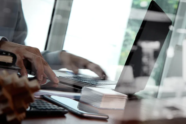 Бізнесмен рука працює на портативному комп'ютері на дерев'яному столі як c — стокове фото