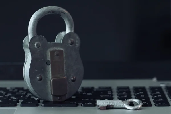 Internet concept de sécurité vieux cadenas et clé sur ordinateur portable — Photo