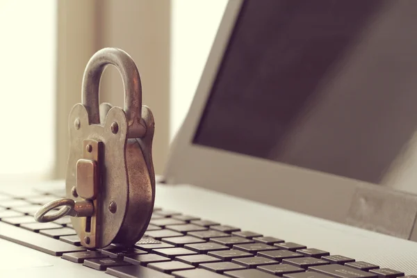 Internet security concept-old padlock and key on laptop computer — Stock Photo, Image