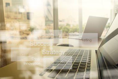 işadamı h ile yeni modern dizüstü bilgisayarın çift pozlama