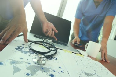 dizüstü bilgisayar tıbbi çalışma alanında çalışan takım doktoru