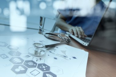 Medica dijital tablet ve dizüstü bilgisayar ile çalışan doktor