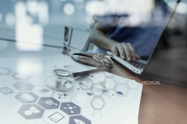 Medica dijital tablet ve dizüstü bilgisayar ile çalışan doktor