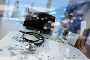 Medica dijital tablet ve dizüstü bilgisayar ile çalışan doktor