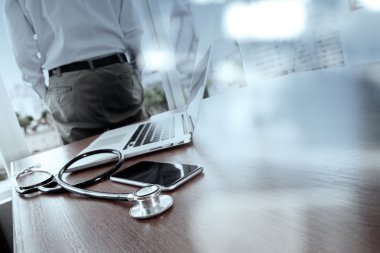 Medica dijital tablet ve dizüstü bilgisayar ile çalışan doktor