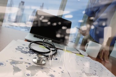 Medica dijital tablet ve dizüstü bilgisayar ile çalışan doktor