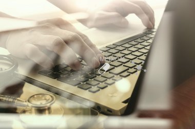 Medica dijital tablet ve dizüstü bilgisayar ile çalışan doktor