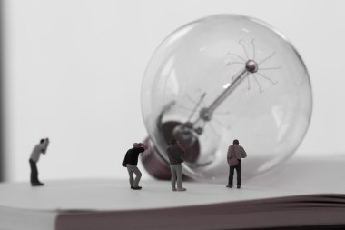 Yaratıcı bir fikir kavramı - minyatür fotoğrafçı vintage Light ile