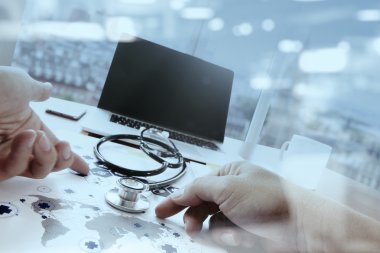 Medica dijital tablet ve dizüstü bilgisayar ile çalışan doktor