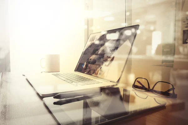 Büroarbeitsplatz mit Laptop und Smartphone auf Holztisch und — Stockfoto