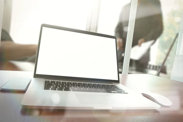 Laptop mit leerem Bildschirm auf weißem Schreibtisch mit verschwommenem Hintergrund — Stockfoto