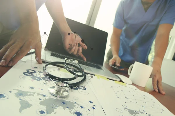 Команда врачей, работающих с ноутбуком в медицинском рабочем пространстве — стоковое фото