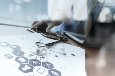 Medica dijital tablet ve dizüstü bilgisayar ile çalışan doktor