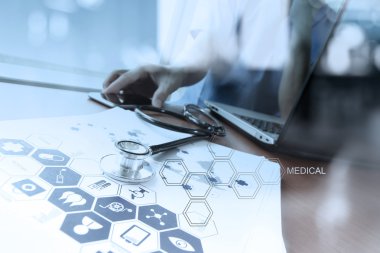 Medica dijital tablet ve dizüstü bilgisayar ile çalışan doktor