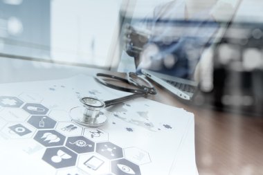 Medica dijital tablet ve dizüstü bilgisayar ile çalışan doktor