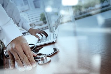 Medica dijital tablet ve dizüstü bilgisayar ile çalışan doktor