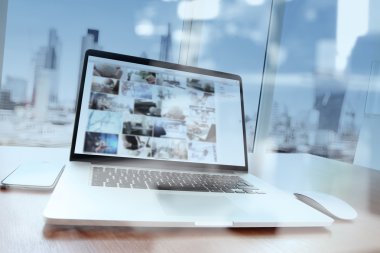 iş adamı el dizüstü bilgisayarla iletişim bu çalışma yakın çekim