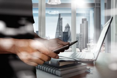 işadamı çift pozlama busi ile modern teknolojiyi gösterir