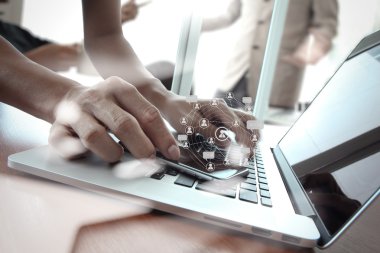 ofis masaları ile akıllı telefon ve dizüstü bilgisayar üzerindeki iş belgeler bir
