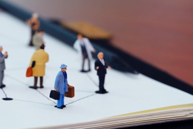 Sosyal ağ diyagramı açık olan minyatür insanları kapat