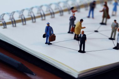 Sosyal ağ diyagramı açık olan minyatür insanları kapat