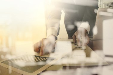 ofis masaları ile akıllı telefon ve dijital iş belgeleri 