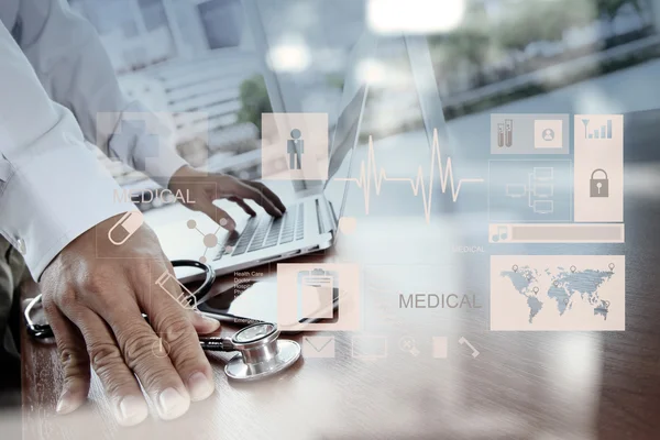 Läkare som arbetar med digital Tablet PC och laptop dator i medica — Stockfoto