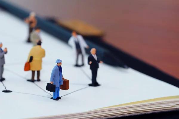 Close-up de pessoas em miniatura com diagrama de rede social em aberto — Fotografia de Stock