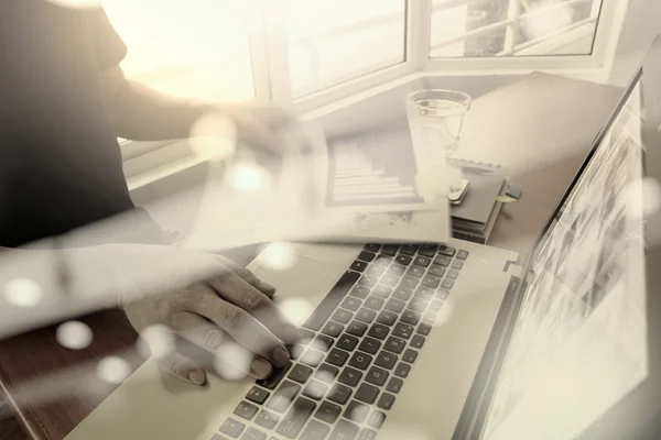 Documentos de negócios na mesa de escritório com telefone inteligente e digital — Fotografia de Stock