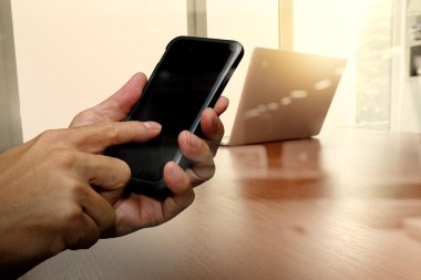 işadamı el çift pozlama office ile akıllı telefon kullanma 