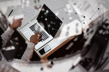 İşadamı el ile yeni modern comp çalışma çift pozlama