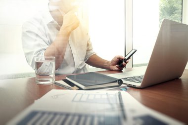  Tasarımcı el çalışma ve akıllı telefon ve ahşap masa laptop