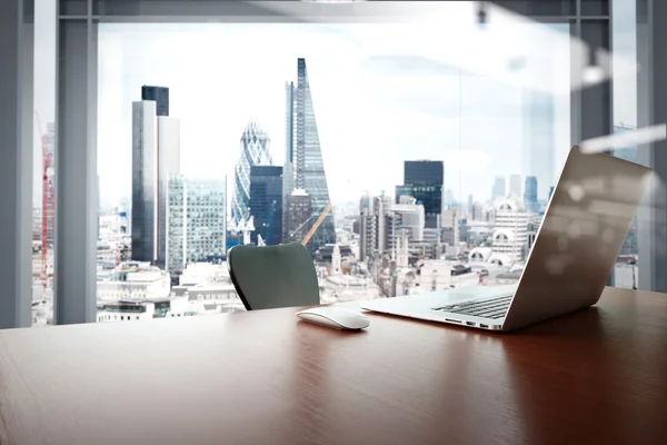 Lieu de travail de bureau avec ordinateur portable et téléphone intelligent sur table en bois — Photo