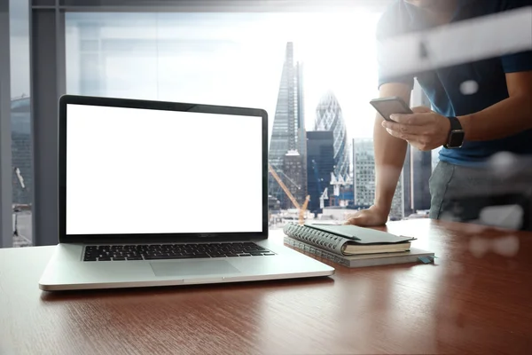 Designer mão de trabalho e telefone inteligente e laptop na mesa de madeira — Fotografia de Stock