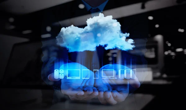 Geschäftsmann Hand arbeitet mit einem Cloud-Computing-Diagramm auf der n — Stockfoto