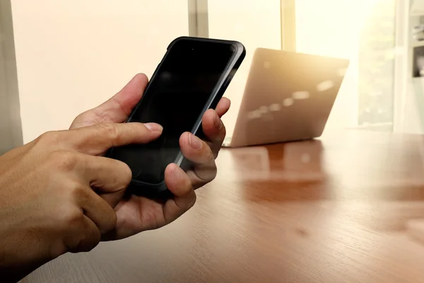 Doble exposición del hombre de negocios uso de la mano teléfono inteligente con la oficina — Foto de Stock