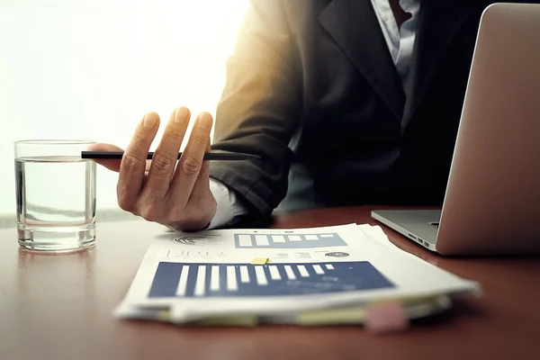 Documentos de negócios na mesa de escritório com telefone inteligente e digital — Fotografia de Stock