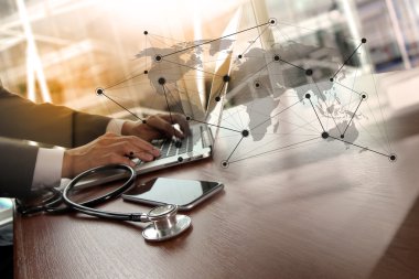 Çalışma alanı tıbbi iş dizüstü bilgisayar ile çalışan doktor