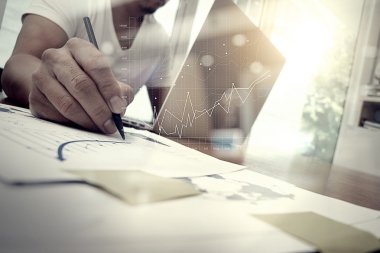 ofis masaları ile akıllı telefon ve dijital iş belgeleri 