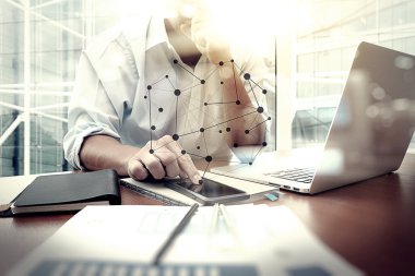 ofis masaları ile akıllı telefon ve dijital iş belgeleri 