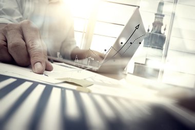 ofis masaları ile akıllı telefon ve dijital iş belgeleri 