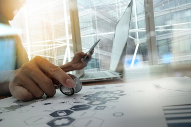 Medica dijital tablet ve dizüstü bilgisayar ile çalışan doktor
