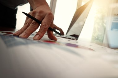 ofis masaları ile akıllı telefon ve dizüstü c üzerindeki iş belgeler